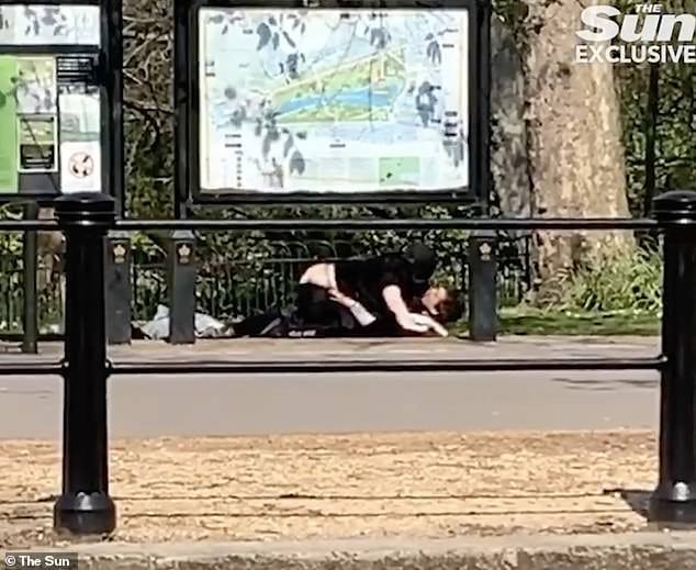 Crazy Couple Spotted Having Sex Meter Away From Buckingham Palace